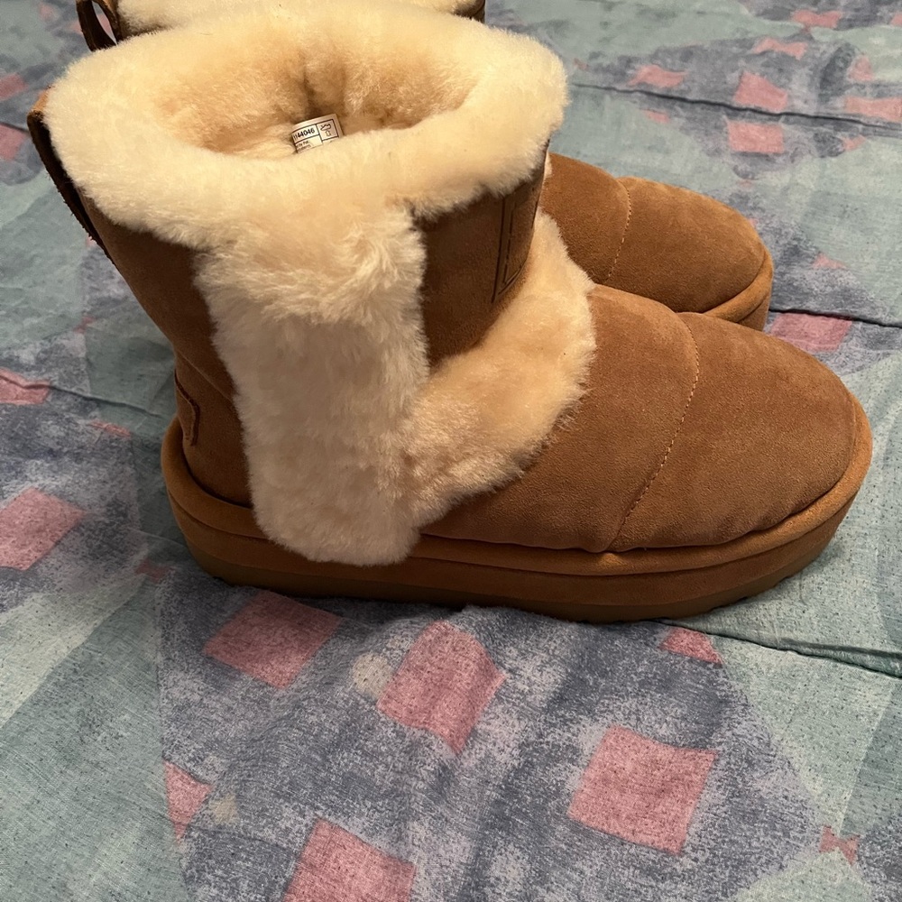 UGG Chillapeak Authentic never worn boots